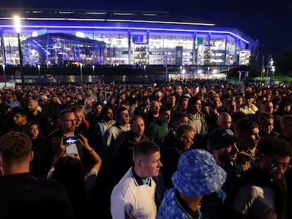 Aficionados abandonan el estadio después del partido de la fase de grupos entre Serbia e Inglaterra.