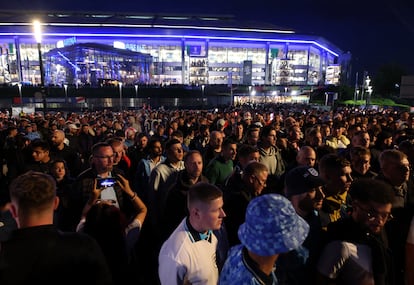 Aficionados abandonan el estadio después del partido de la fase de grupos entre Serbia e Inglaterra.