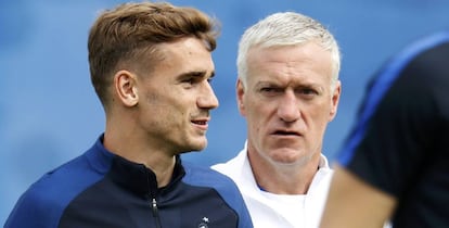 El seleccionador Didier Deschamps observa a Antoine Griezmann.