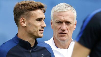 El seleccionador Didier Deschamps observa a Antoine Griezmann.