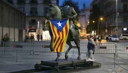 The Franco statue with a Catalan independence flag.