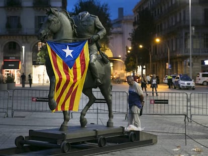 The Franco statue with a Catalan independence flag.