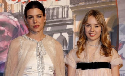 Carlota Casiraghi, con su hermana Alexandra de Hannover, en el Baile de la Rosa.