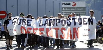 Trabajadores de Fagor se manifiestan en Mondragón en defensa de sus puestos de trabajo.