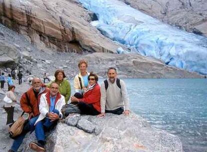 El autor, con un grupo de amigos en el glaciar Briksdal, en Noruega.