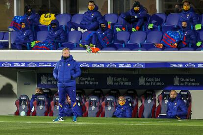 Ronald Koeman (de pie), entrenador del Barcelona, este domingo en El Alcoraz en el partido ante el Huesca.