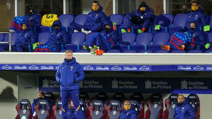 Ronald Koeman (de pie), entrenador del Barcelona, este domingo en El Alcoraz en el partido ante el Huesca.