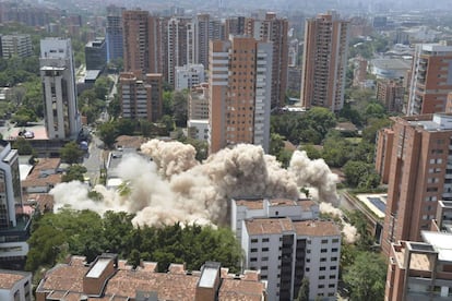 Momento de la demolición del edificio Monáco, en Medellín