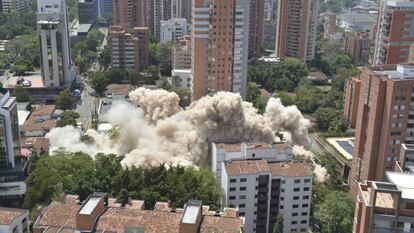 Momento da demolição do edifício Monáco, em Medellín