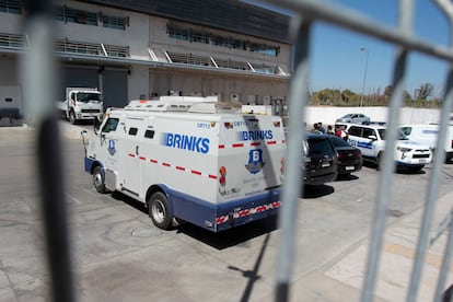 Vehículos de valores de la empresa Brinks estacionados fuera de un almacén del Aeropuerto de Santiago, en marzo de 2020.