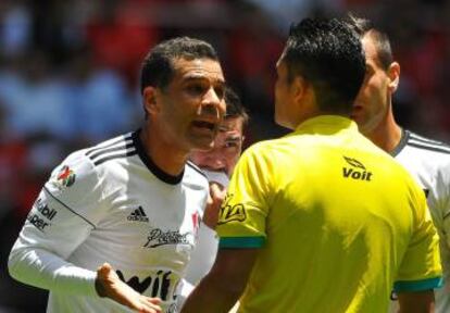 El futbolista mexicano reclama al árbitro en un partido de liga mexicana