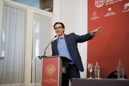 El Premio Nobel de la Paz 2017, Carlos Umaña, interviene durante los Cursos de Verano de la Universidad Complutense, en el Hotel Victoria, el 17 de julio de 2024, en San Lorenzo de El Escorial, Madrid (España).