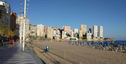 La playa de Levante de Benidorm, vacía de turistas, ayer domingo.