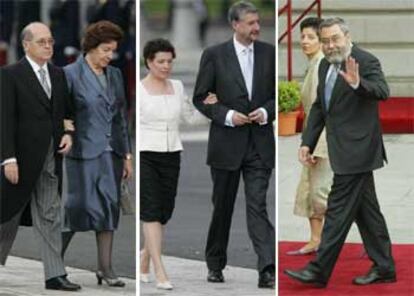 El presidente de la patronal CEOE, José María Cuevas, llega al templo con su esposa; a continuación, el secretario general de Comisiones Obreras, José María Fidalgo, con su pareja; Cándido Méndez, secretario general de UGT, entra en la catedral con su mujer.