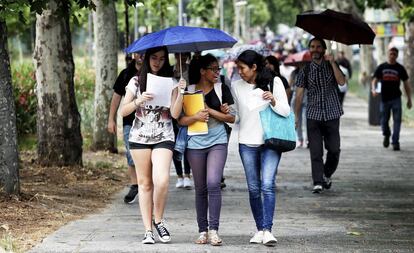 Estudiantes de Selectividad en el campus de la Universidad Complutense de Madrid. 