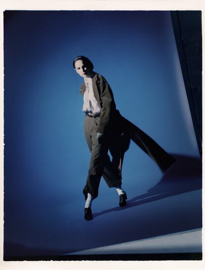 Eugenia Silva viste abrigo y pantalón de la colección para hombre otoño/invierno 1989-90 de Giorgio Armani. El aspecto luminoso del rostro se debe a los polvos Glow Fusion Powder. En los ojos, Smooth Silk Eye Pencil. Todo, Giorgio Armani Beauty.