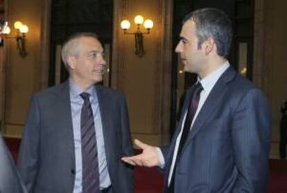 El líder del PSC, Pere Navarro (i), y el portavoz del partido, Maurici Lucena. EFE/Archivo