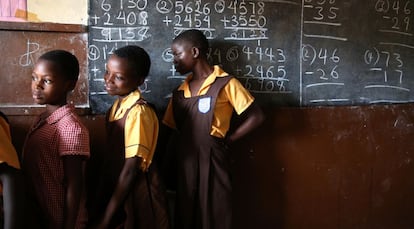 Estudiantes haciendo cola para lavarse las manos en un colegio de Accra (Ghana).