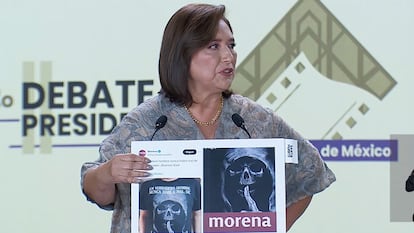 Xóchitl Gálvez muestra una cartulina con la imagen de una playera viralizada en redes sociales en los días previos al segundo debate presidencial durante su participación, el 28 de abril de 2024.