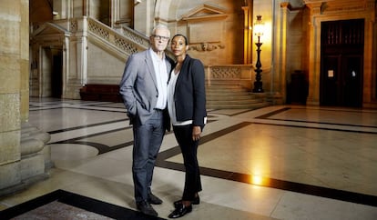 El matrimonio Gauthier lleva años siguiendo la pista de los ejecutores del exterminio tutsi en Ruanda. En la imagen, en el Palacio de Justicia de París. Abajo, campo de refugiados en Tanzania durante la masacre en 1994.