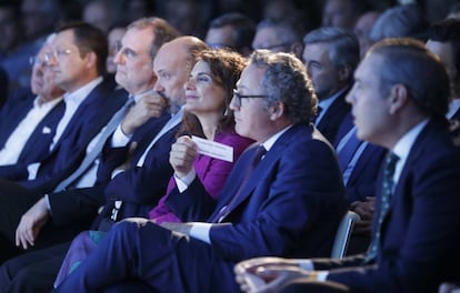 Desde la derecha: Manuel Mirat, consejero delegado de PRISA; Manuel Polanco, presidente de PRISA; María Jesús Montero, ministra de Hacienda, y Javier Monzón, vicepresidente de PRISA, entre otros.