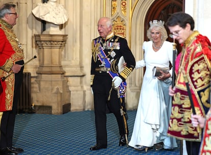 Los reyes de Inglaterra abandonan Westminster tras la sesión de inauguración. 