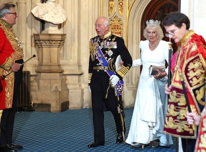 Los reyes de Inglaterra abandonan Westminster tras la sesión de inauguración.