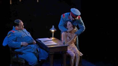 Una escena de la obra de teatro 'Las putas de San Julián', inspirada en un hecho real ocurrido en la Patagonia.