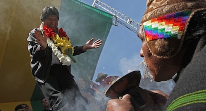 Evo Morales recibe un saumerio de un sacerdote aimara.