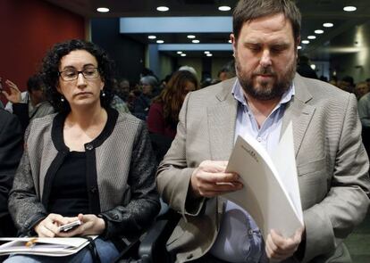 Oriol Junqueras, junto a la secretaria general de ERC, Marta Rovira, durante el Consell Nacional de la formaci&oacute;n. 