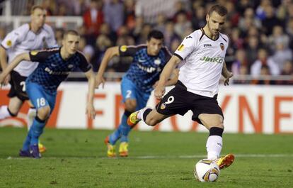 Soldado marca de penalti el tercer gol del Valencia ante el PSV.