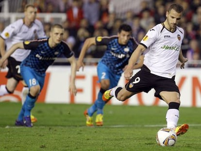 Soldado marca de penalti el tercer gol del Valencia ante el PSV.