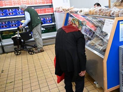 Consumidores en un banco de alimentos en Alemania. 