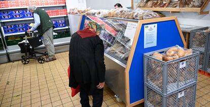 Consumidores en un banco de alimentos en Alemania. 