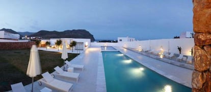 Piscina del hotel Cala Grande, en Las Negras (Almería)