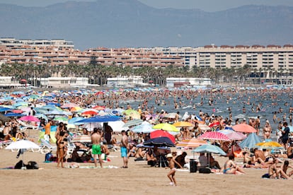 Bañistas en la playa de La Malvarrosa este último domingo de agosto.