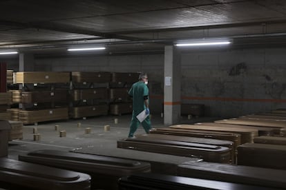 El tanatorio de Collserola (Barcelona) ha almacenado los ataúdes de las víctimas de coronavirus en su aparcamiento subterráneo, el 3 de abril.