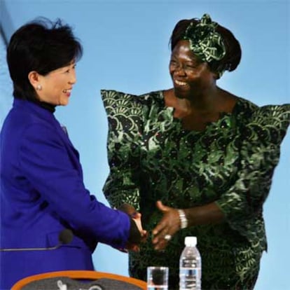 La viceministra keniana de Medioambiente y premio Nobel de la Paz 2004, Wangari Maathai, ha aprovechado su presencia en la ceremonia de entrada en vigor del Protocolo de Kioto, celebrada en la ciudad japonesa del mismo nombre, para criticar la lentitud en la lucha contra el cambio climático. Maathai ha dicho que los "problemas (climáticos) son urgentes". "Tenemos que ser conscientes del impacto de esos gases de efecto invernadero. Tenemos que desacelerar ese proceso, porque repercutirá negativamente en generaciones posteriores", ha vaticinado.