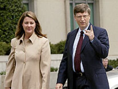 Bill Gates y su esposa, Melinda, llegan al Tribunal de Apelaciones en Washington en su primera comparecencia en el <b></b><i>caso Microsoft.</i>