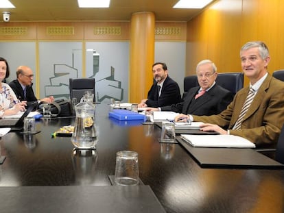 Los expertos juristas designados por los partidos, este lunes, en la última reunión antes de registrar los trabajos en el Parlamento. 