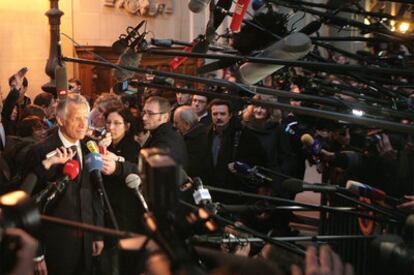 El ex primer ministro francés Dominique de Villepin se dirige a la prensa en el Palacio de Justicia de París tras conocerse la sentencia.