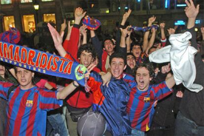 La afición del Barcelona dio rienda suelta a su euforia nada más concluir el partido. Unos 3.000 aficionados se congregaron en la Fuente de Canaletas, en la Rambla, mientras que numerosos seguidores acudieron al aeropuerto de El Prat para recibir a los jugadores.