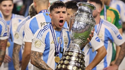 El futbolista argentino Enzo Fernández celebra tras la victoria del equipo durante el partido final de la Copa América, el 15 de julio de 2024 en Miami Gardens, Florida, Estados Unidos.