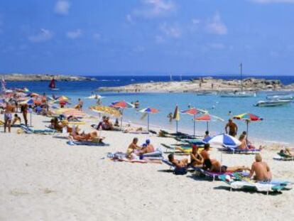 Turistas en la playa de Es Pujols, en la isla balear de Formentera.