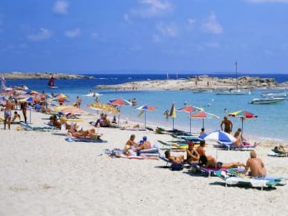 Turistas en la playa de Es Pujols, en la isla balear de Formentera.