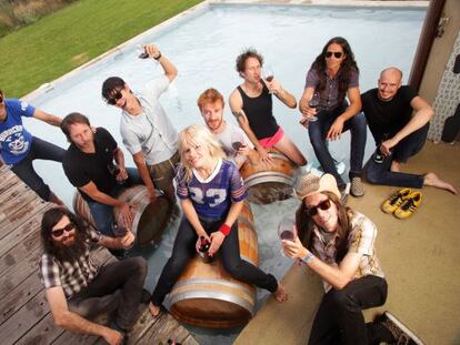 Un brindis por el futuro del pop: desde la izquierda, Javier Vielba y Roberto Lozano (Corizonas); Lyndon Parish (No Band For Lluvia), Deu Txakartegi (We are standard), Lluvia Rojo, Pascu Monge y Kevin Kajetzke (No Band for Lluvia), Fernando Pardo, de Sex Museum, Javier Vacas (Corizonas) y Guille Milkyway, de La Casa Azul.
