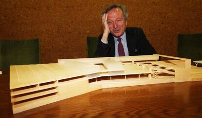 Moneo posa en abril de 2010 con la maqueta de su proyecto.