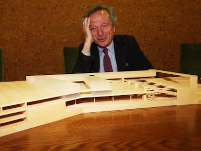 Moneo posa en abril de 2010 con la maqueta de su proyecto.