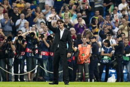 Rafa Nadal agradece los aplausos de los aficionados, anoche en el Santiago Bernabéu.