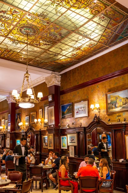 Interior del Café Tortoni de Buenos Aires.